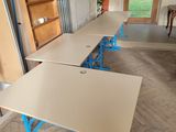 trois tables placées au milieu d'une pièce