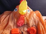 un poulet en plastique posé sur une feuille orange