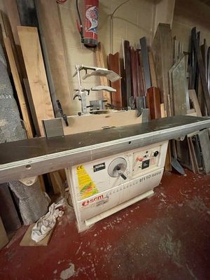 une machine placée au milieu d'une pièce