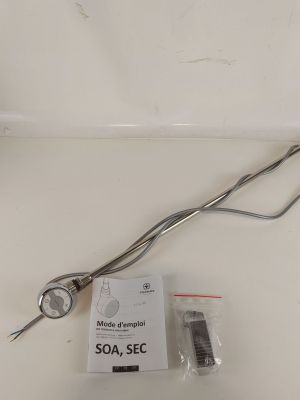 une image représentant une paire de ciseaux posée sur un plan de travail blanc
