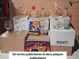 de nombreux verres à vin posés sur une table
