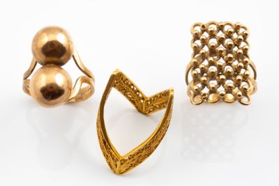 deux bagues en or et une bague ornée d'une boule
