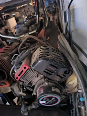 un moteur de voiture auquel sont reliés tout un tas de fils