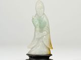 l'image d'une statue représentant une femme tenant un bébé dans ses bras