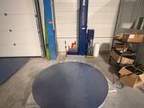 une photo d'une grande table ronde dans un garage