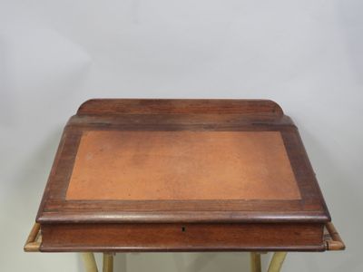 l'image d'une petite table en bois munie d'un tiroir