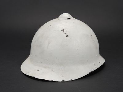 un gros plan d'un casque blanc sur fond noir