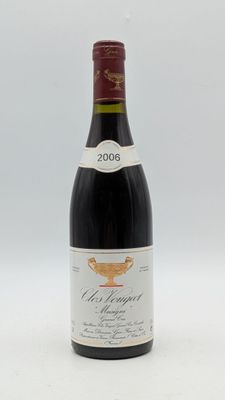 une bouteille de vin posée sur une table