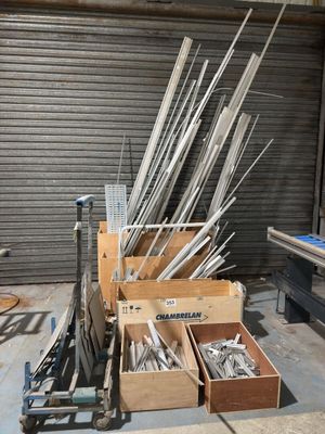 un gros tas d'objets métalliques dans un entrepôt