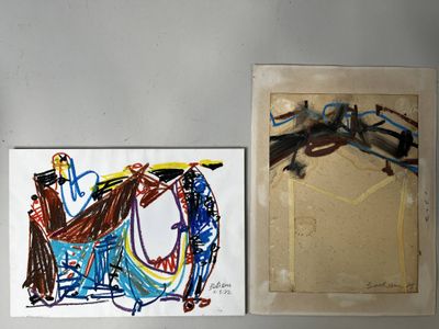 Il y a deux tableaux accrochés au mur : l'un représente un cheval et l'autre représente un cheval.