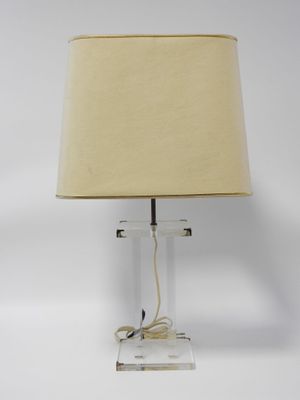 une lampe de table en acrylique transparent avec un abat-jour beige