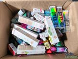 une boîte en carton remplie de différentes sortes de brosses à dents