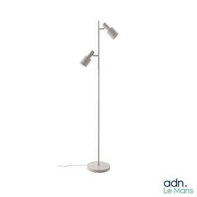 le lampadaire est équipé de deux lampes de chaque côté