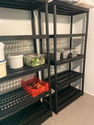 une étagère contenant de nombreux objets différents dans une pièce