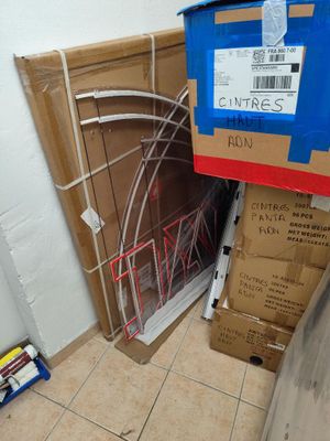 une pile de cartons posée par terre à côté des toilettes