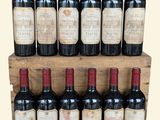 six bouteilles de vin rouge sont alignées sur une étagère en bois