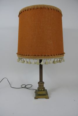 une photo d'une lampe de table surmontée d'un abat-jour marron