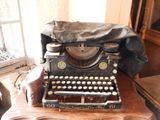 une vieille machine à écrire posée sur une table en bois