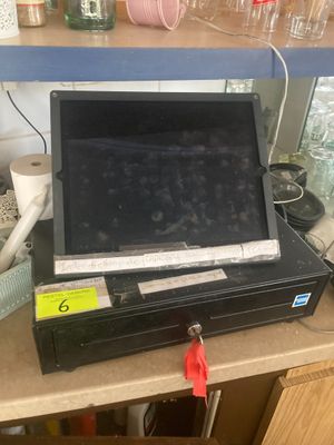 un ordinateur portable posé sur un comptoir