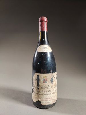 une bouteille de vin posée sur une table