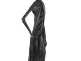 la statue d'une femme se tient debout, les mains sur les hanches