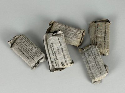 quatre morceaux de vieux journaux posés les uns à côté des autres sur une table