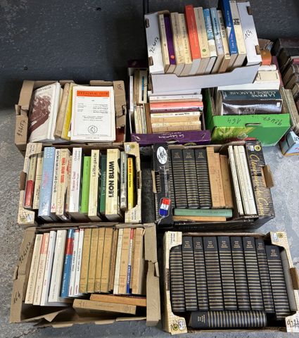 8 Cartons de livres dont les œuvres d’Emile ZOLA en 15 volumes, l...