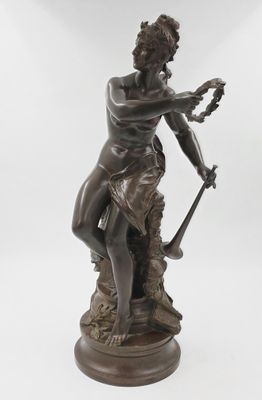 une statue en bronze représentant une femme tenant une épée, posée sur un socle