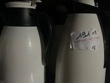 deux bouilloires à café, l'une blanche et l'autre noire, posées sur un plan de travail