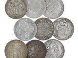 gros plan d'un paquet de pièces de monnaie sur une surface blanche