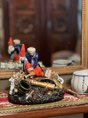 une figurine représentant un homme à moto, posée sur une table
