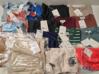 un tas de vêtements posés sur une table