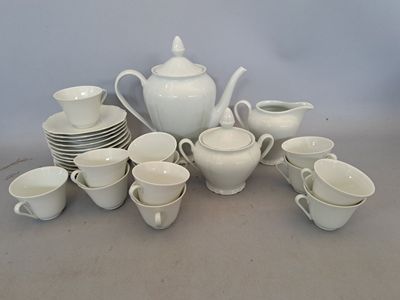 plusieurs tasses et soucoupes et une théière sur la table
