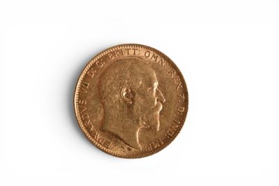 gros plan d'une pièce de monnaie sur une surface blanche avec un fond blanc