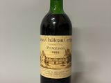 une bouteille de vin posée sur une table