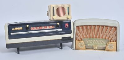 deux postes de radio à l'ancienne placés l'un à côté de l'autre