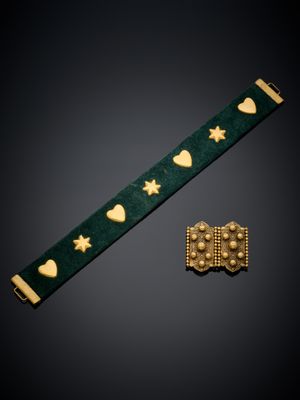 un gros plan sur un bracelet et une broche posés sur une table