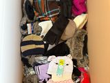 une boîte en carton remplie de vêtements et d'autres objets