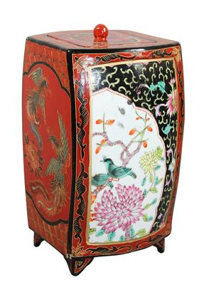 CHINE - POT couvert en bois laqué et plaques de porcelaine, …
