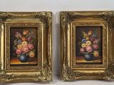 tableau représentant des fleurs dans un vase posé sur une table près d'un mur