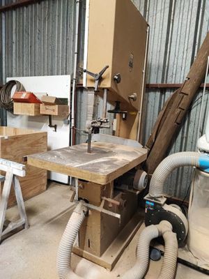 une photo d'un atelier de menuiserie avec une table et une machine