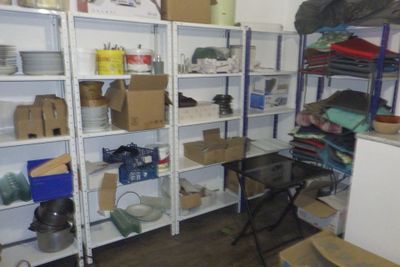 une pièce remplie de boîtes et d'étagères