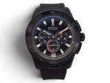 La montre est noire, avec une trotteuse rouge et une trotteuse bleue.