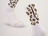 une paire de chaussettes blanches à imprimé léopard