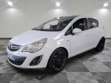 la photo d'une voiture blanche garée dans un garage