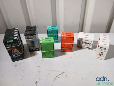 Plusieurs paquets de cigarettes sont alignés sur une table