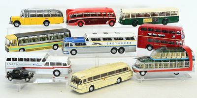 beaucoup de petits bus en jouet posés sur une table