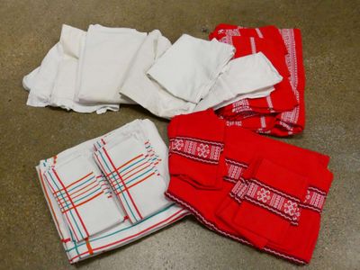 une pile de serviettes pliées posées les unes à côté des autres sur le sol