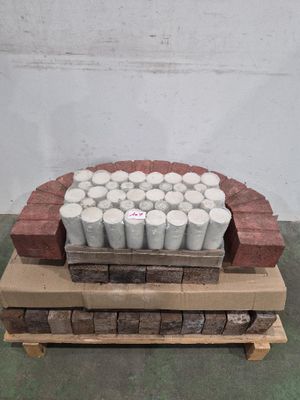 de nombreux rouleaux de papier toilette posés sur une palette