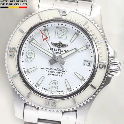 gros plan d'une montre sur une surface blanche